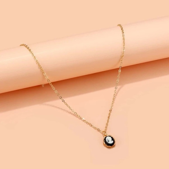 Cameo necklace - Picture 2 of 3